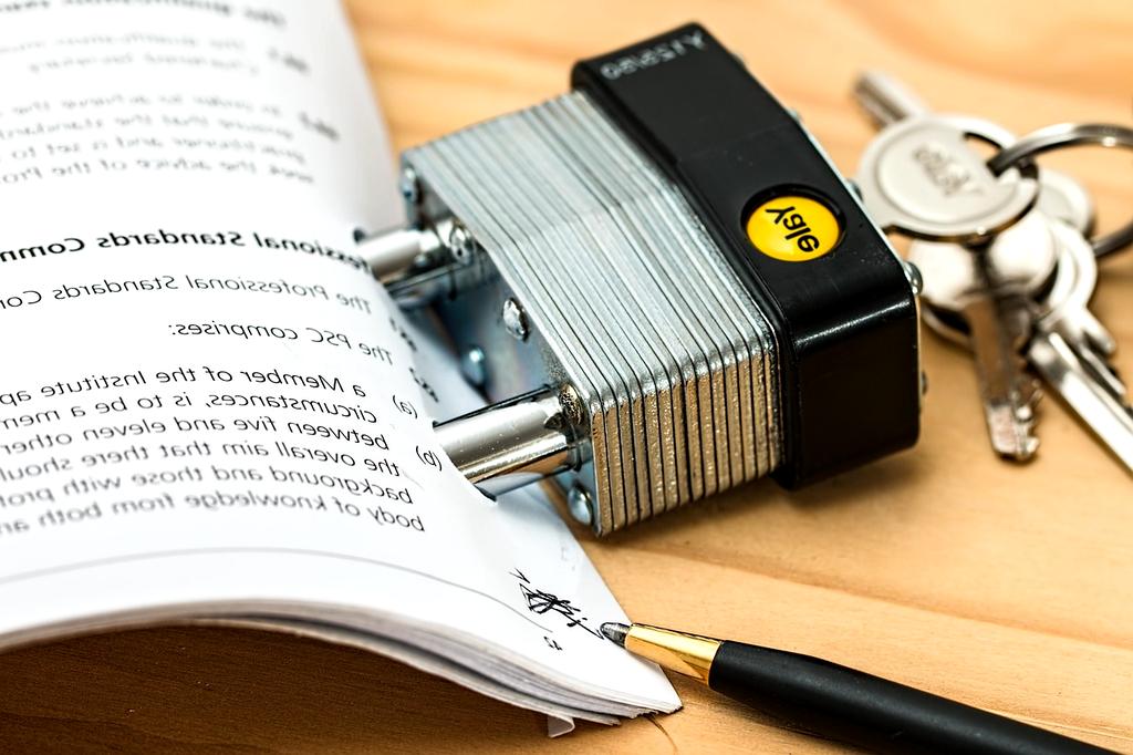 Nowoczesny budynek sądu symbolizujący sprawiedliwość i prawa cudzoziemców